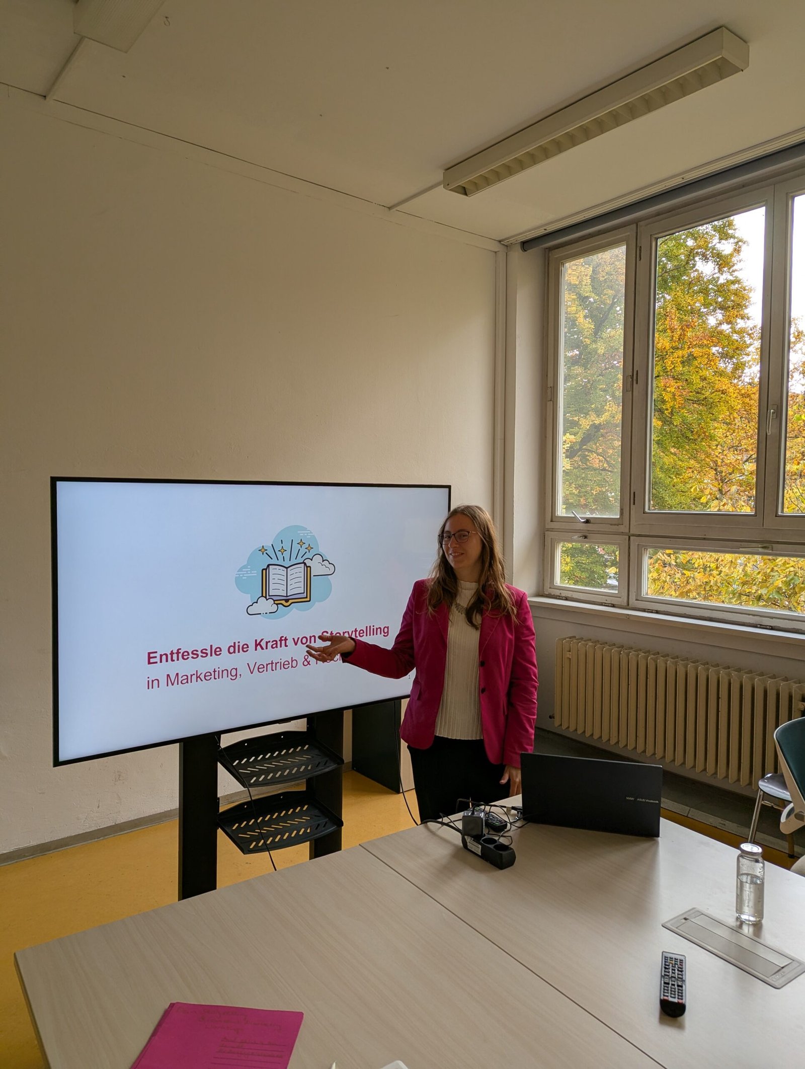 Angelika steht vor Präsentation über Storytelling